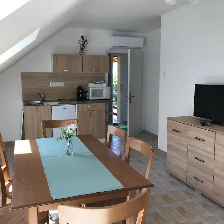 Venusz Ueduelocentrum Apartment *