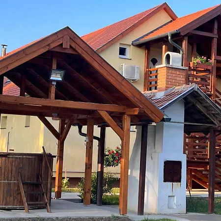 Venusz Ueduelocentrum Apartment *